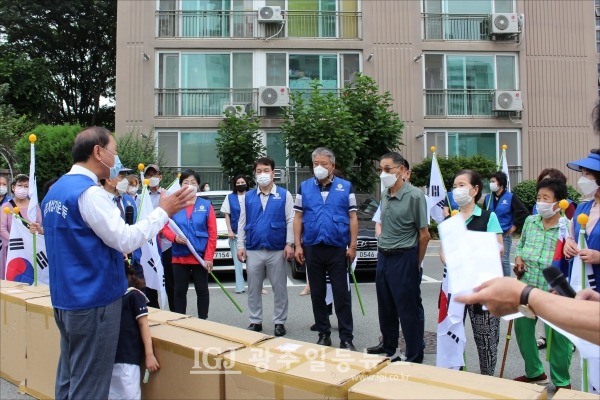구제길 회장이 운남주공1단지에서 인사말을 하고 있다.