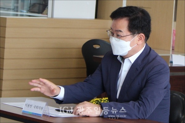 광주지역 중소상공인 대표들의 의견을 청취한 후 이에 대한 답변을 하는 이용빈 국회의원.