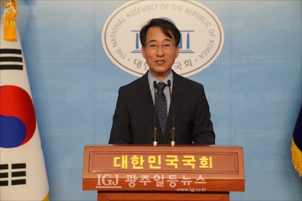 국회에서 기자회견을 하는 이원욱 국회의원. (자료 사진)