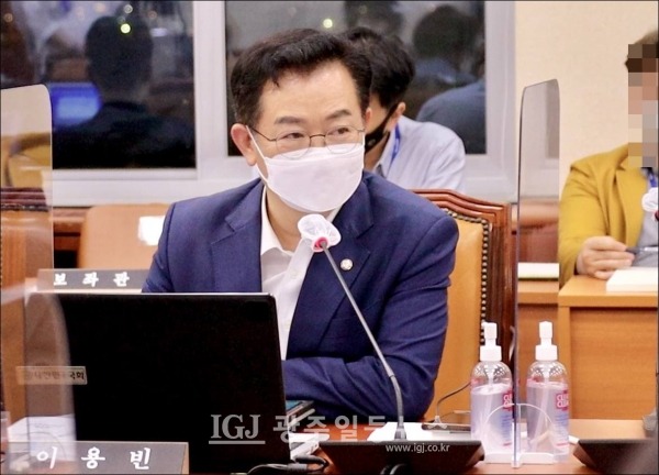 국정감사 중 질의를 하는 국회 과학기술정보방송통신위원회 이용빈 국회의원.