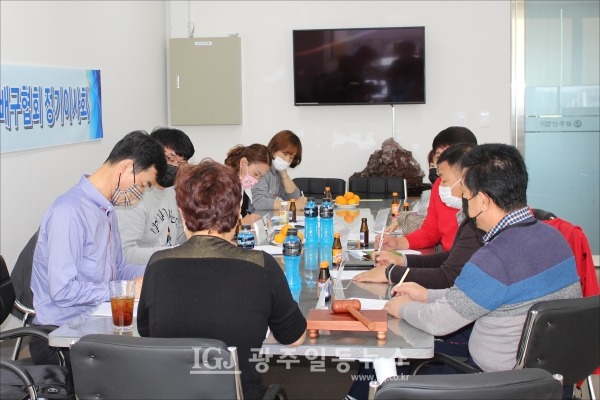 광산구 배구협회 정기 이사회 모습 - 회의를 주재하는 신성선 회장과 (왼쪽부터 시계방향으로) 박선일 전무이사, 김평천 경기이사, 허정임 총무이사, 최원희 재무이사, 고승철 홍보이사, 노현철 부회장, 이현일 부회장, 조남주 수석부회장.