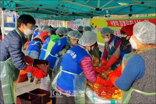비비기를 하는 모습. 이날 김장김치 비비기에는 이용빈 국회의원 부인 김미령 여사가 함께했다. 비비기를 하는 가운데 윤용조 운남동 위원장이 양념을 조달하고 있다. (사진 제공 : 바르게살기운동 운남동위원회 장순태 위원)
