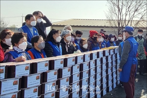 김장김치 비비기가 끝난 후 김병우 회장이 감사인사를 전하고 있다. (사진 제공 : 바르게살기운동 운남동위원회 장순태 위원)