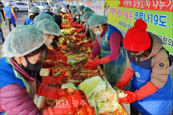 광산구 바르게 김장김치 비비기 모습. (사진 제공 : 바르게살기운동 광산구협의회 정안숙 사무국장)