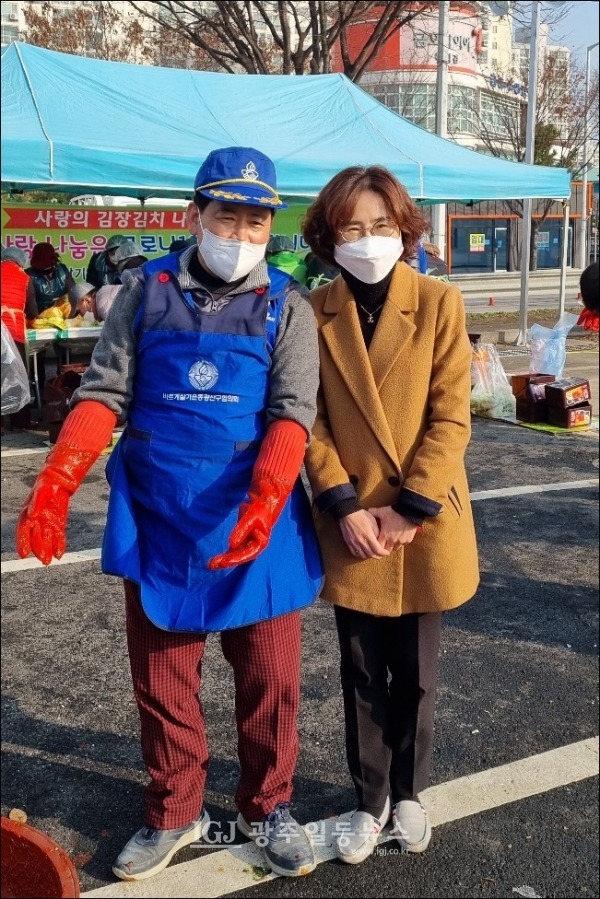 고무장갑을 끼고 양념을 섞고 있던 바르게살기운동 광산구협의회 김병우 회장(왼쪽)이 따뜻한 차와 함께 현장을 방문한 최윤정 운남동장(오른쪽)과 함께 살짝 포즈를 취하고 있다. (사진 제공 : 바르게살기운동 운남동위원회 장순태 위원)