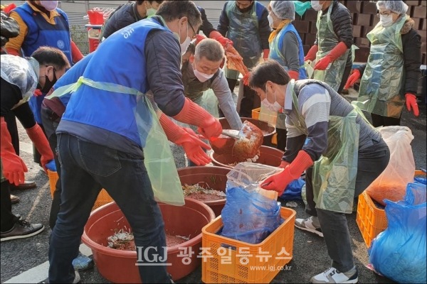 김장김치를 비비기 전 양념을 섞고 있는 남성위원들 모습. (사진 제공 : 바르게살기운동 광산구협의회 정안숙 사무국장)