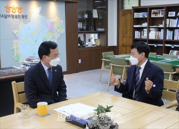 김병우 회장이 김삼호 광산구청장을 향해 "광산구민의 행복한 삶을 위해 밤낮으로 열심히 뛰고 계신 김삼화 청장님께 감사하다"고 말하고 있다.