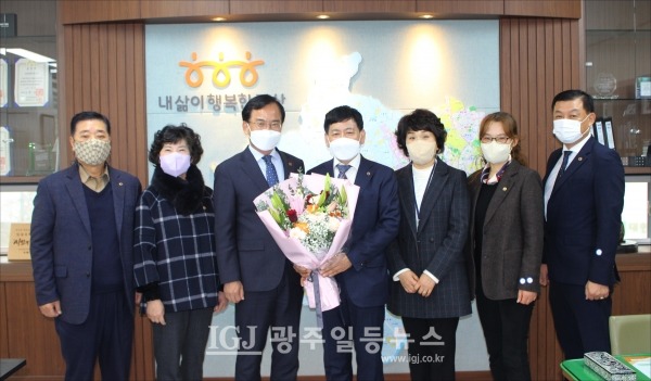 축하 차담이 끝난 뒤 기념 촬영을 하는 모습. (왼쪽부터) 바르게살기운동 광산구협의회 성재수 수석부회장, 이선미 여성회장, 김삼호 광산구청장, 김병우 회장, 임은진 광산구청 주민자치과장, 바르게살기 정안숙 사무국장, 김정우 관리국장.