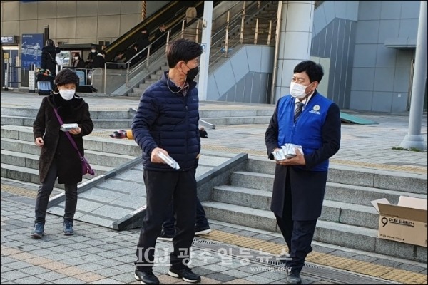 바르게살기운동에 공이 커 지난 12월 6일 '국민훈장 모란장' 수훈을 한 김병우 회장(오른쪽)이 열차 이용객에 손 소독용 물티슈를 나눠주며 「안전문화 캠페인」을 펼치고 있다.