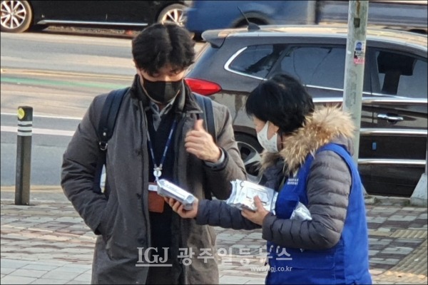 「안전문화 캠페인」을 펼치며 손 소독용 물티슈를 나눠주는 바르게 광산 모습.