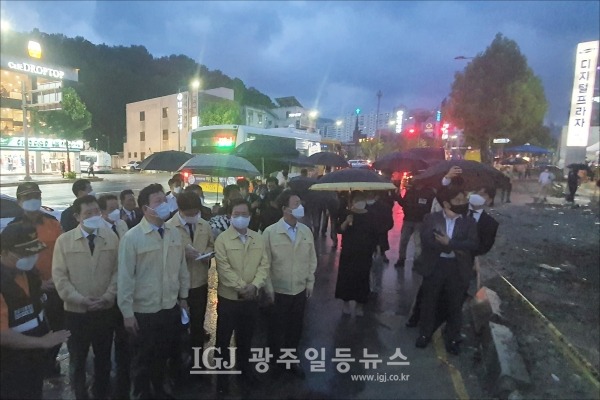 더불어민주당 송영길 대표 일행이 광주 학동 재개발 현장을 찾아 상황을 파악하고 있다.