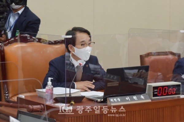 국회 과학기술정보방송통신위원회 회의를 진행하는 이원욱 위원장.