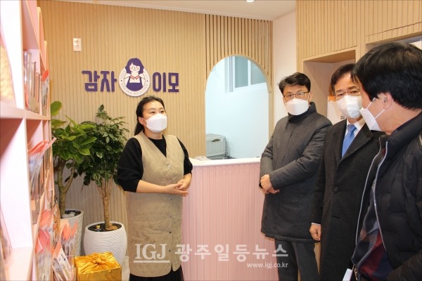 진성준 의원과 이용빈 의원, 김재복 상인회장이 퓨전 건어물 가게 '감자 이모'를 방문해 의견을 듣고 있다.