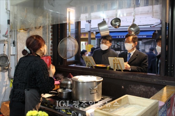 국수가게에서 진성준 국회의원, 이용빈 국회의원., 김재복 상인회장이 조리하던 상인으로부터 '영업시간 제한 폐지' 등 의견을 청취하고 있다.