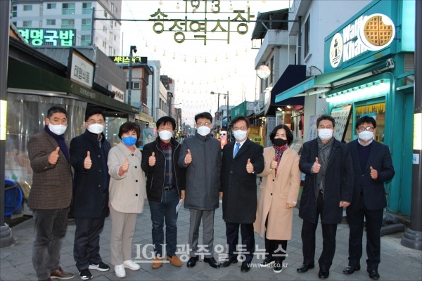 더불어민주당 을지로위원장 진성준 국회의원이 도착해 1913송정역시장에 들어가기 전 기념촬영을 하는 모습. (왼쪽부터) 하석주 민원실장, 광산구의회 공병철‧윤혜영 의원, 1913송정역시장 김재복 상인회장, 진성준 국회의원, 이용빈 국회의원, 광산구의회 김미영‧박현석‧유영종 의원.