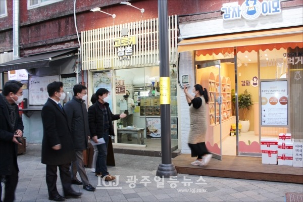 진성준 위원장과 이용빈 국회의원, 김재복 회장 등이 '고로케 삼촌'을 지나 '감지 이모'로 다가서자 '감자 이모'가 두 손을 들어 반색을 하며 이용빈 의원과 일행을 맞이하고 있다. 평소의 신뢰 모습이 보인다.