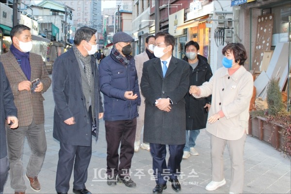 '감자 이모'를 나서던 이용빈 국회의원이 한 어르신으로부터 '소음 피해 배상'과 관련한 의견을 듣고 있다. (왼쪽부터) 하석주 민원실장, 박현석 부의장, 의견을 제시하는 어르신, 이용빈 국회의원, 윤혜영 의원.