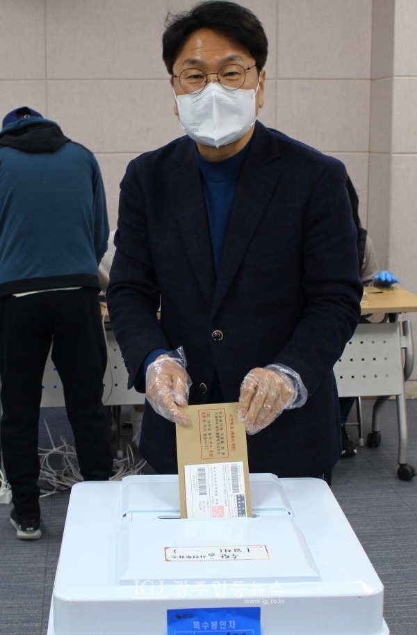 광산구 수완동 사전 투표소(관외 투표소)에서 투표함에 봉인된 투표용지를 투입하고 있다.