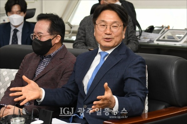 강기정 전 청와대 정무수석이 광주시의회에서 기자간담회를 하고 "지역 공약 국정과제 채택을 위해 ‘범 정치 세력 TF’ 구성"을 제안했다.