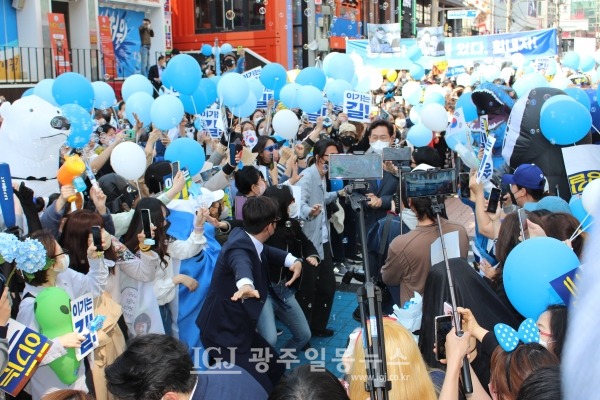 송영길 전 대표가 '지구방위대' 퍼포먼스를 하며 입장하고 있다.