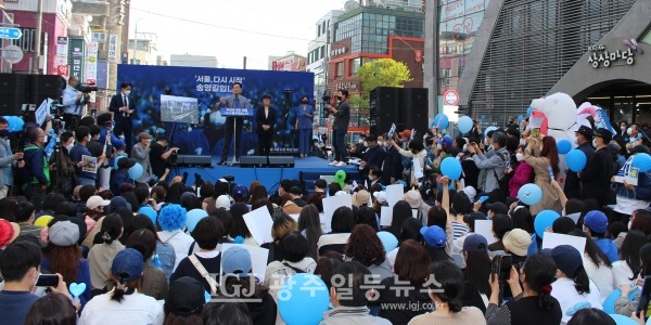 이날 송영길 전 대표의 서울시장 출마 선언에는 송 전 대표의 팬클럽인 '송사랑' 회원들과 일명 '개딸(개혁의 딸)'들이 대거 참석해 열렬한 지지를 보냈다.