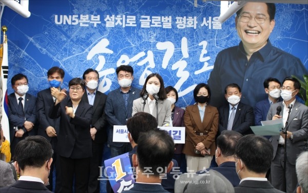 박지현 공동비상대책위원장이  "지금 수도 서울에는 송영길의 능력과 경험이 필요하다. 국회의원 다섯 번과 광역단체장, 당대표의 경험을 두루 갖춘 송 후보가 서울의 재도약을 이끌 수 있다"며 "불공정을 허물고 1000만 서울시민의 행복을 세울 수 있는 후보, 이길 수 있는 후보는 오직 송영길"이라고 말하고 있다.