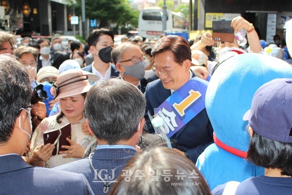 더불어민주당 송영길 서울시장 후보 지지자들에게 인사를 하고 있다.