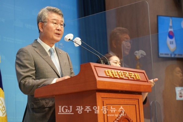 검사장 출신인 더불어민주당 김회재 국회의원이 기자회견을 열어 '윤석열 정부의 검찰 장악이 루비콘강을 건넜다"고 비판하고 있다.