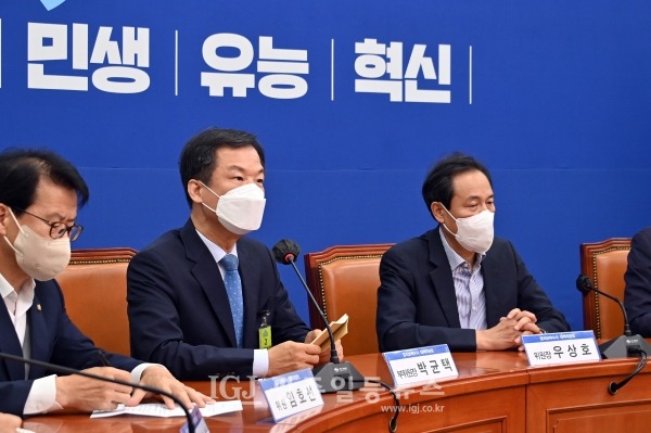 발언하는 박균택 더불어민주당 정치보복수사대책위원회 부위원장(왼쪽 두 번째) 모습.