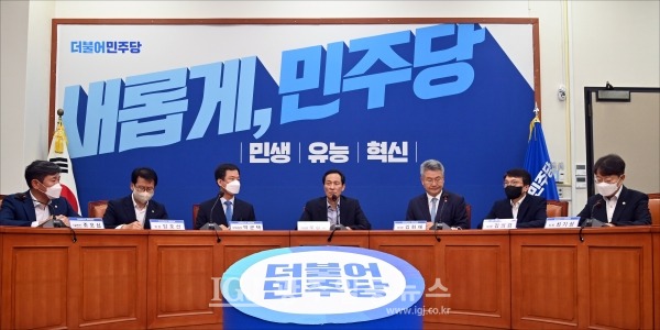 더불어민주당 정치보복수사대책위원회 제1차 회의 모습. 우상호 위원장(가운데)이 발언을 하고 있다. (왼쪽부터) 조오섭 대변인, 판사출신 임호선 위원, 고검장 출신 박균택 부위원장, 우상호 위원장, 지검장 출신 김회재 의원, 기자 출신 김의겸 위원, 경찰청 차장 출신 최기상 위원.