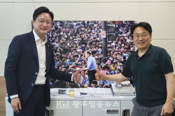 더불어민주당 강병원 당 대표 후보와 강기정 광주광역시장. (자료 사진)