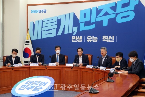 더불어민주당 정치보복수사대책위원회 2차 회의에서 우상호 위원장이 모두발언을 하고 있다. (왼쪽부터) 임호선 위원, 김영배 위원, 박균택 부위원장, 우상호 위원장, 김회재 위원, 김의겸 위원, 최기상 위원.