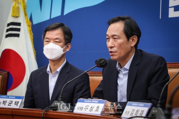 8월 1일 오후 국회 본청 당 대표 회의실에서 열린 더불어민주당 정치보복수사대책위원회 제3차 회의 모두발언을 하고 있는 우상호 비상대책위원장. 바로 옆은 박균택 부위원장.