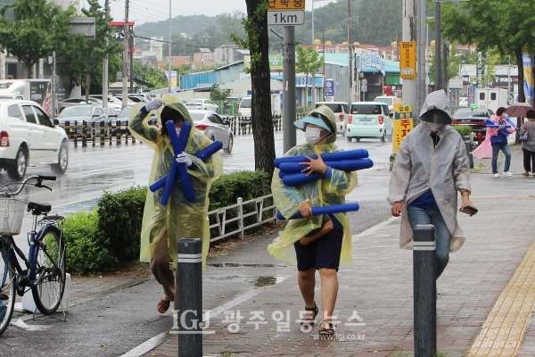 바르게살기운동 광주광역시 광산구협의회 바르게 위원들이 태극기를 가슴에 안고 시민들에게 나눠주기 위해 이동하고 있다.