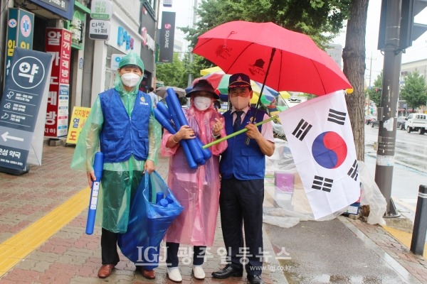 바르게살기운동 광주광역시 광산구협의회 김병우 회장(오른쪽)과 김열화 이사(가운데), 운남동 바르게살기위원회 윤용조 위원장(왼쪽)이 태극기를 나눠주던 중 잠시 멈춘 시간에 기자의 요청으로 포즈를 취하고 있다.