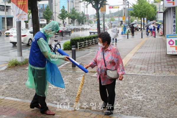 바르게살기운동 광주광역시 광산구협의회 운남동위원회 윤용조 위원장이 태극기를 나눠주고 있다.
