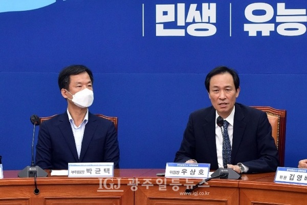 8월 22일 오후 2시에 열린 더불어민주당 '정치보복수사대책위원회' 3차 회의에서 박균택 부위원장이 우상호 위원장의 모두 발언을 경청하고 있다.