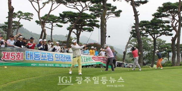 제5회 대동포럼의장배 골프대회에서 첫 번째 시타를 한 윤갑현‧이주섭‧이용표‧송영길 동문의 시타 모습.