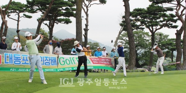 제5회 대동포럼의장배 골프대회 세 번째 시타 모습. 선태무‧윤광국‧최병근‧강성용 동문이 시타를 하고 있다.