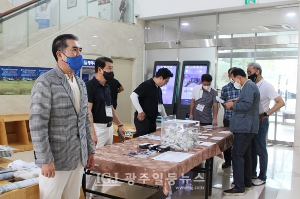 로비에서 동문을 맞이하고 있는 대동포럼 임원단. 강정구 대표의장, 김의철 총괄위원장, 이일환 대표부의장, 김성식 운영위원장, 전병섭 총무위원장, 김한두 홍보위원장, 지철호 총괄부위원장의 모습이 보인다.