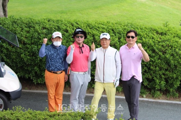 제5회 대동포럼의장배 골프대회에 출전한 민주당 송영길 전 대표가 출발하기 전 기자의 요청으로 기념 촬영을 하고 있다. 윤갑현 전 총동창회장, 이주섭 재경 포럼의장, 이용표 총동창회장과 함께하고 있다.