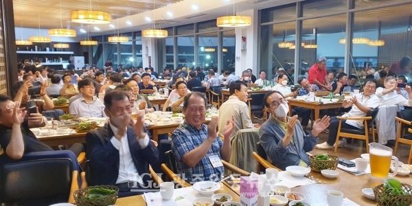 제5회 대동포럼의장배 골프대회 중 만찬을 겸한 2부 기념식과 행운권 추첨에서 박수를 치는 광주대동고 동문 모습. 대동포럼 이일환 대표부의장과 김성식 운영위원장의 모습이 보인다. (사진 출처 : 대동포럼 단톡방)