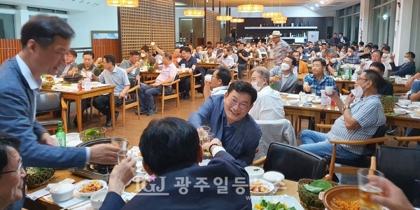 제5회 대동포럼의장배 골프대회 만찬에서 박균택 전 광주고검장(10회, 왼쪽)이 선배인 송영길 전 민주당 대표와 최병근 전 광주지방변호사회 회장(이상 6회) 테이블로 가 건배를 하고 있다. 송영길 전 대표가 환하게 웃으며 건배 잔을 부딪치고 있다. (사진 출처 : 대동포럼 단톡방)