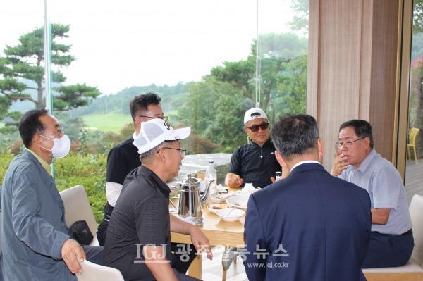 제5회 대동포럼의장배 골프대회 중 9홀을 돌고 난 뒤 그늘집에 담소를 나누는 3회 동기생들 모습. 대동포럼 이일환 대표부의장과 이배근, 주강열, 조운용, 황섭 동문이 정담을 나누고 있다.