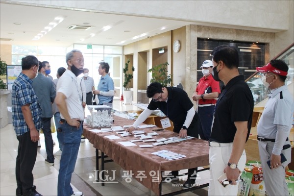 제5회 대동포럼의장배 골프대회 진행 스텝들이 현관에서 동문을 맞을 준비를 하고 있다. 김의철 총괄위원장과 김성식 운영위원장, 전병섭 총무위원장, 지철호 총괄부위원장의 모습.