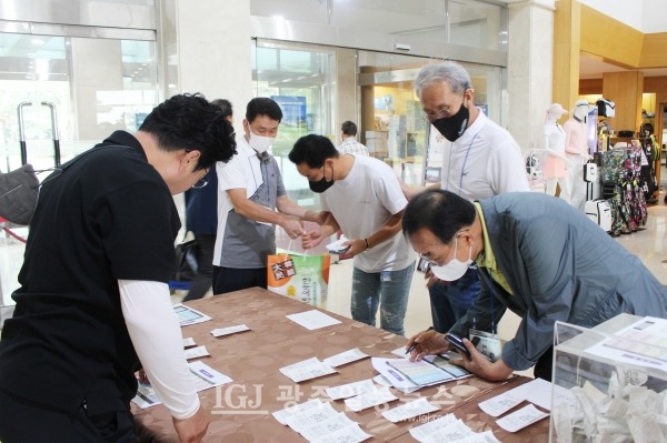 제5회 대동포럼의장배 골프대회에 참가 신청을 한 동문이 차례차례 도착하며 등록을 하고 있다.