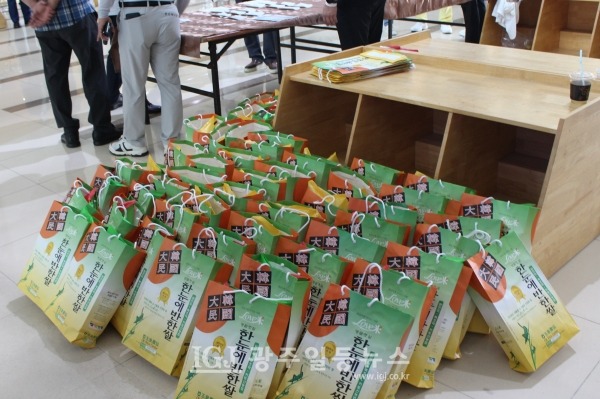 제5회 대동포럼의장배 골프대회에서 신청 선수가 등록을 할 때 해남 옥천농협(조합장 윤치영, 2회)의 '한눈에 반한 쌀'이 선물로 증정되고 있다.