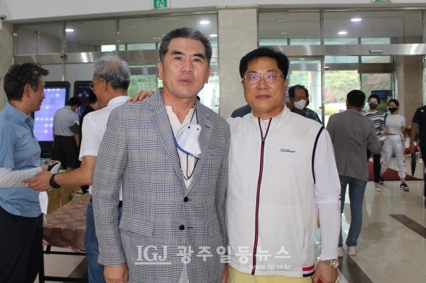 제5회 대동포럼의장배 골프대회를 주최한 대동포럼 강정구 대표의장(왼쪽)이 서울에서 내려온 2회 동기인 이주섭 재경포럼의장과 함께 기념 촬영을 하고 있다.