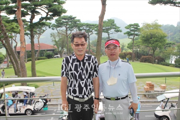 ​​제5회 대동포럼의장배 골프대회에 참가한 대동고 동문이 기자의 요청으로 베란다에서 함께 포즈를 취하고 있다.