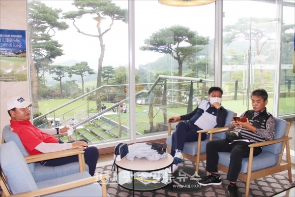 제5회 대동포럼의장배 골프대회에 등록을 마치고 점심을 한 뒤 3회 동기인 정선우 동문과 손흥묵 동문이 손흥묵 동문과 같은 조에 편성된 5회 유종훈 후배와 함께 자리를 하고 있다.